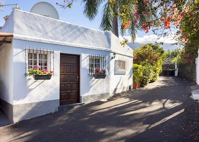 シャレー Home2book Charming Juanita Among Avocados